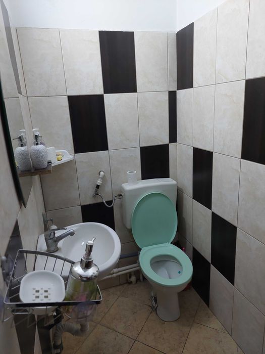 Inchiriez la casa zona Centrala.