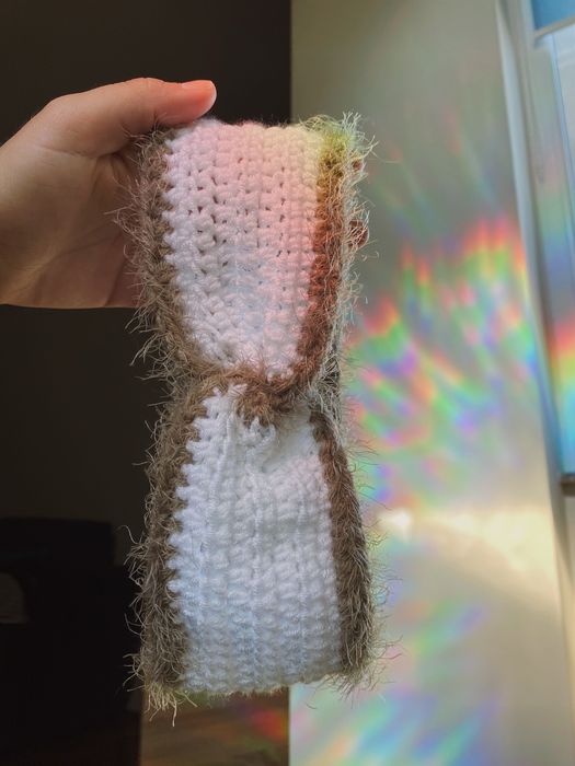 Bentita alba cu puf maro