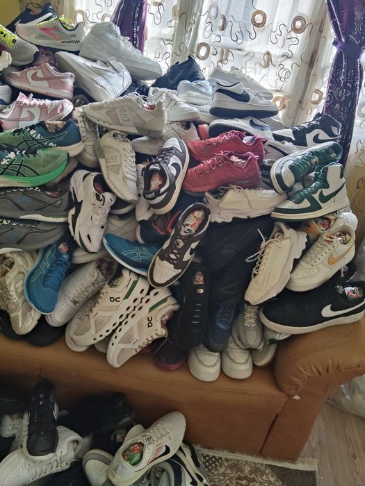 Vând lot de adidași doar en gross
