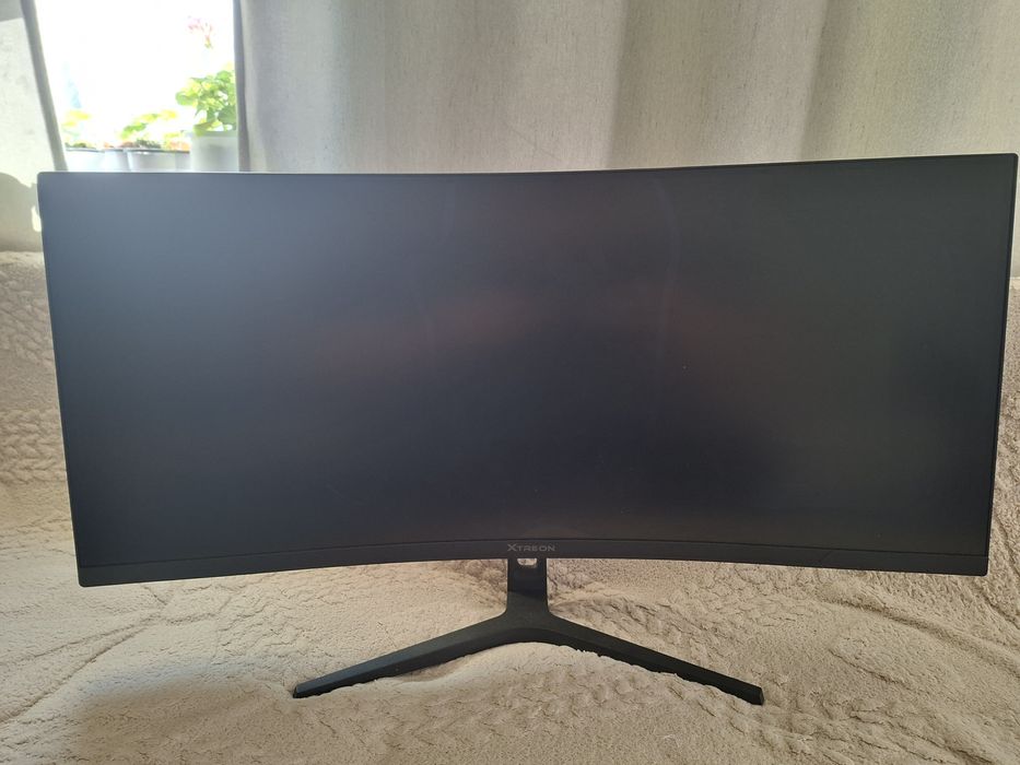 Продаётся   2 монитора Xtreon