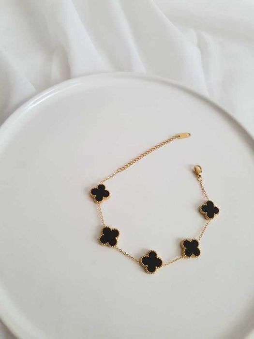 Браслет с черным клевером