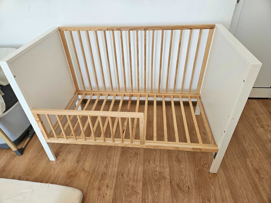 Бебешко легло/кошара Kinderkraft MIA 60×120 см – бяло и естествено дърво