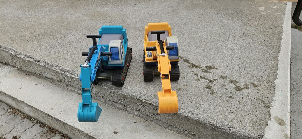 Excavatoare copiii 2 buc în stare bună de funcționare
