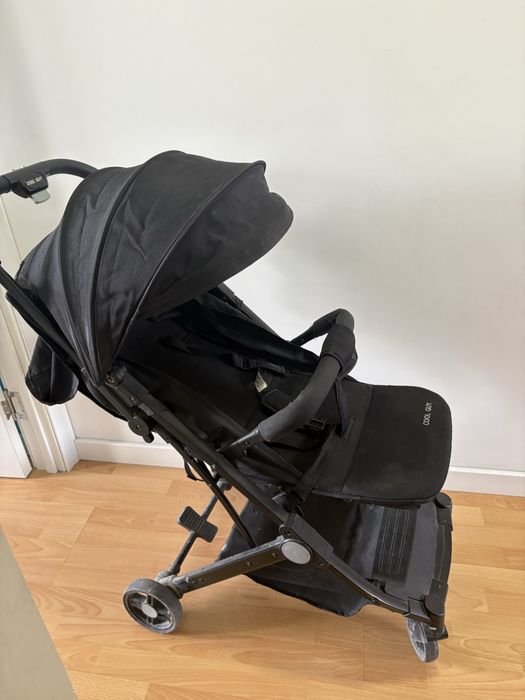 Детская коляска черного цвета