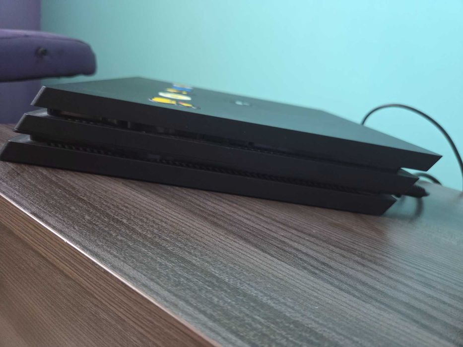PlayStation 4 Pro 1TB + 2 оригинални DualShock 4 джойстика