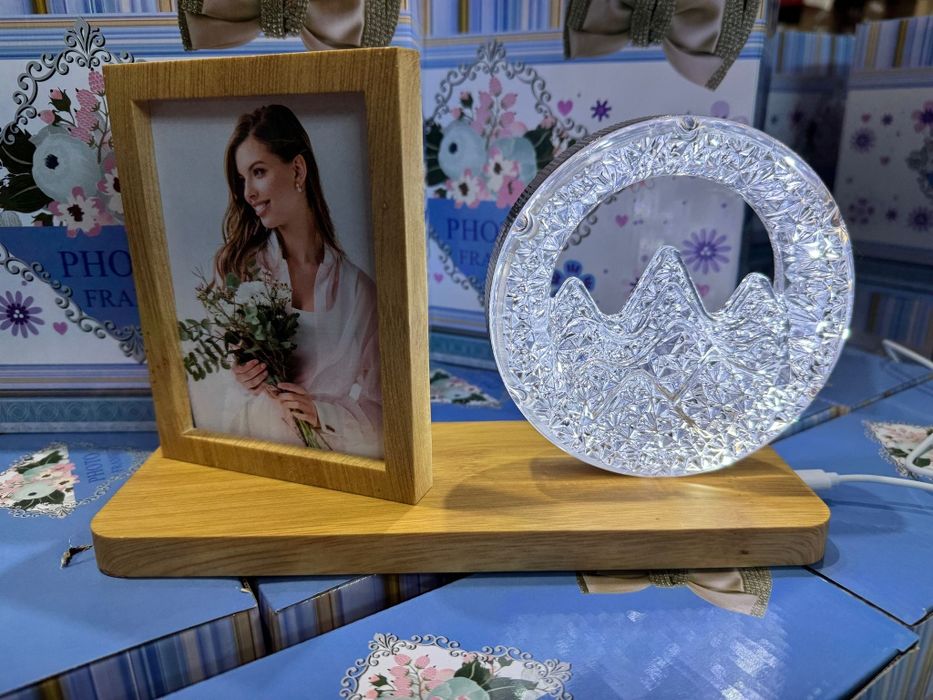 Lampa cu rama foto pe suport lemn cu USB