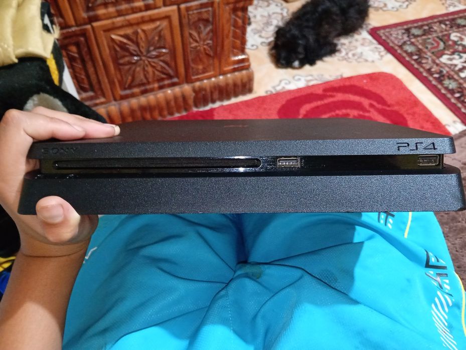 Vind PS4 slim 850lei va și nou