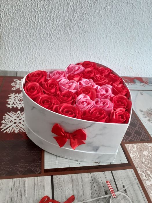 Aranjamente din flori de sapun cu cifre sau litere