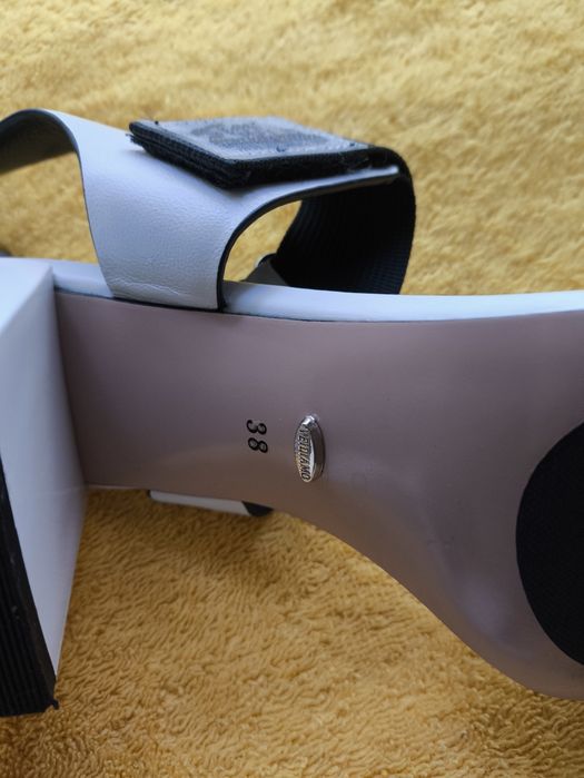 Женские босоножки