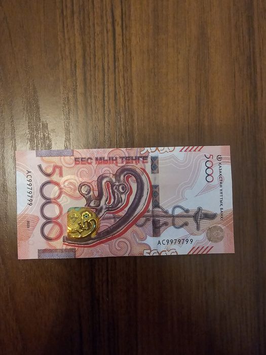 Купюра в размере 5000 тг с номерам