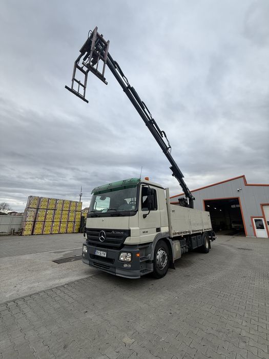 Camion Mercedes cu macara Hiab