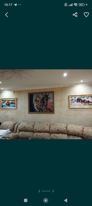 Ковер. Столик. Картины.