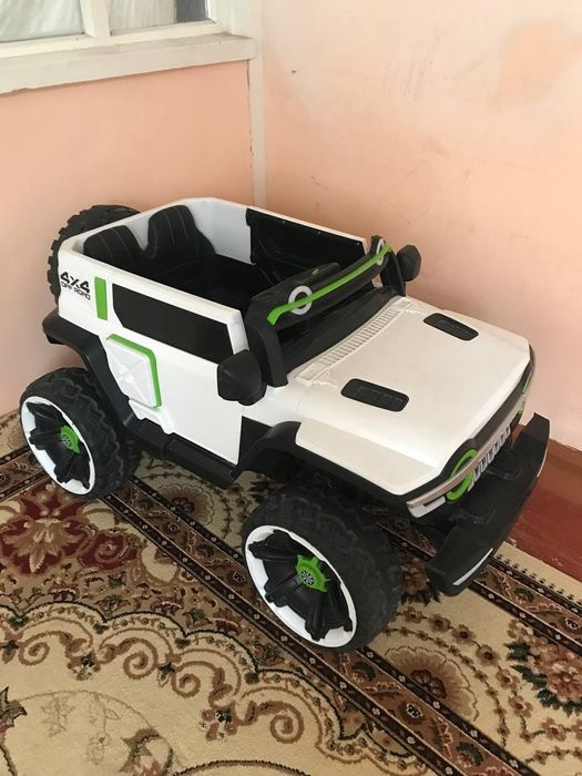 Продаётся машинка детская на пульте.б/у.