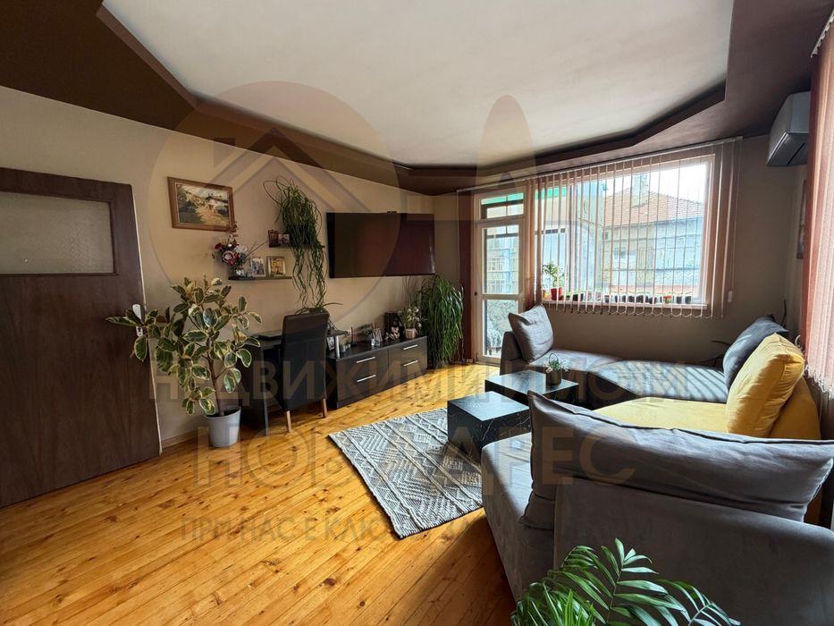 Многостаен Тухлен Апартамент с Гараж ,Газифициран и Обзаведен ,Център