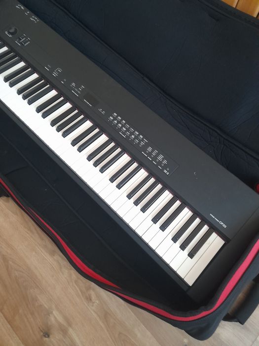 Vând pian yamaha cp 33