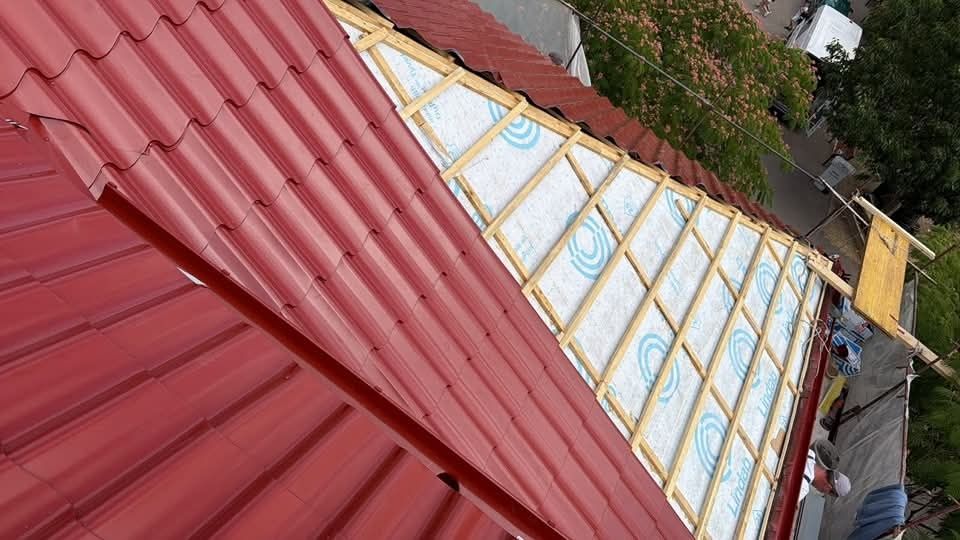 Executam reparați acoperișuri dulgherie țiglă metalica țiglă ceramica sistem puvial reparat de urgență acoperis