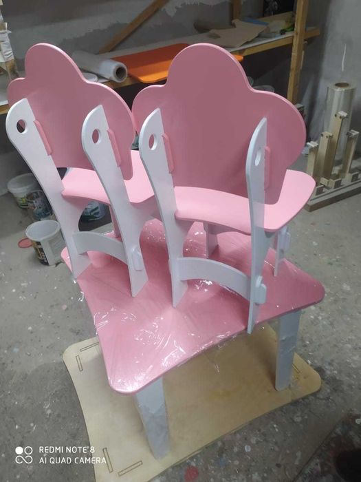 Детский столик плюс два стульчика