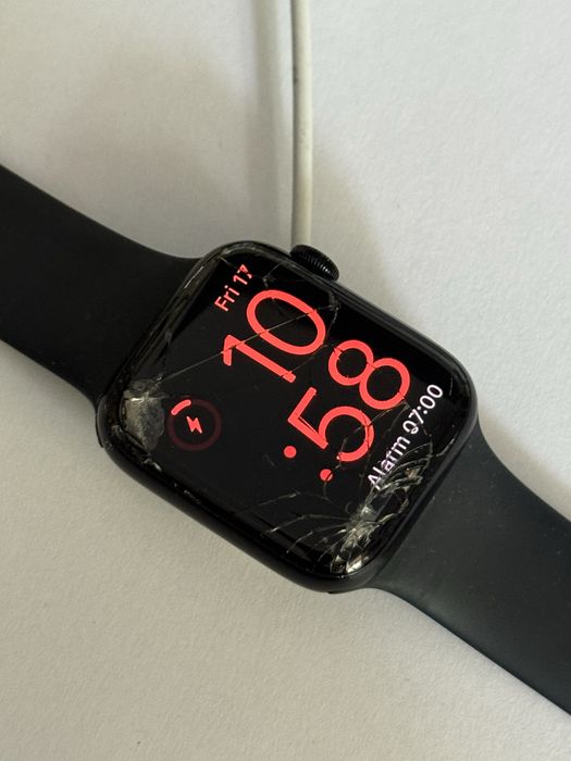 Apple Watch SE 2 (2022) 44mm GPS + Cellular. Ecranul este spart