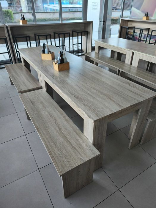 Дървена маса с две пейки