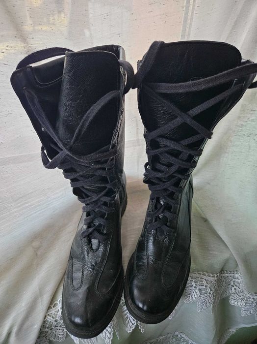 Ботуши и обувки.