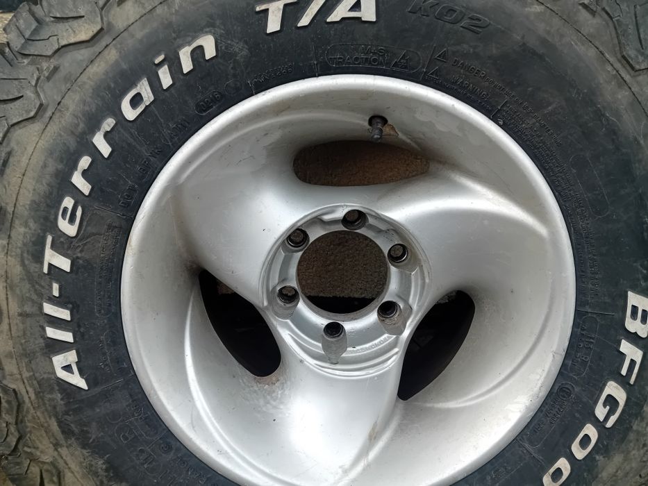 Vând cauciucuri 32x11,50x15