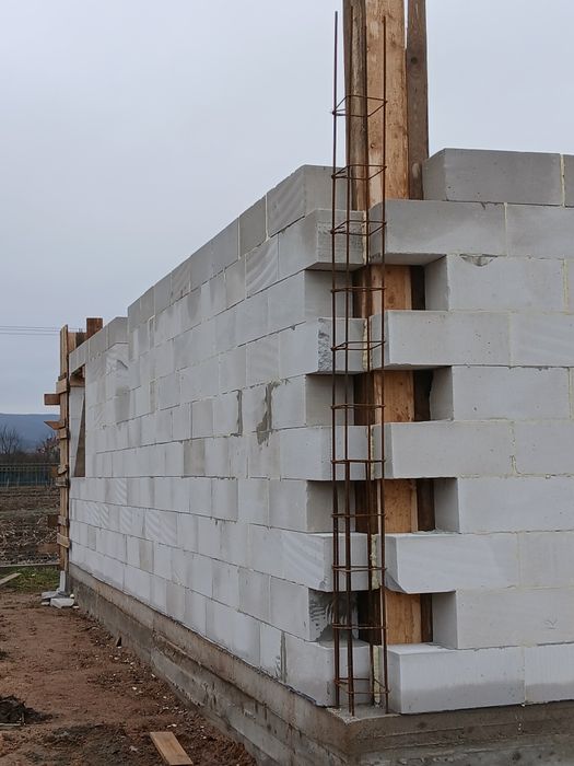 Vand casa  la rosu