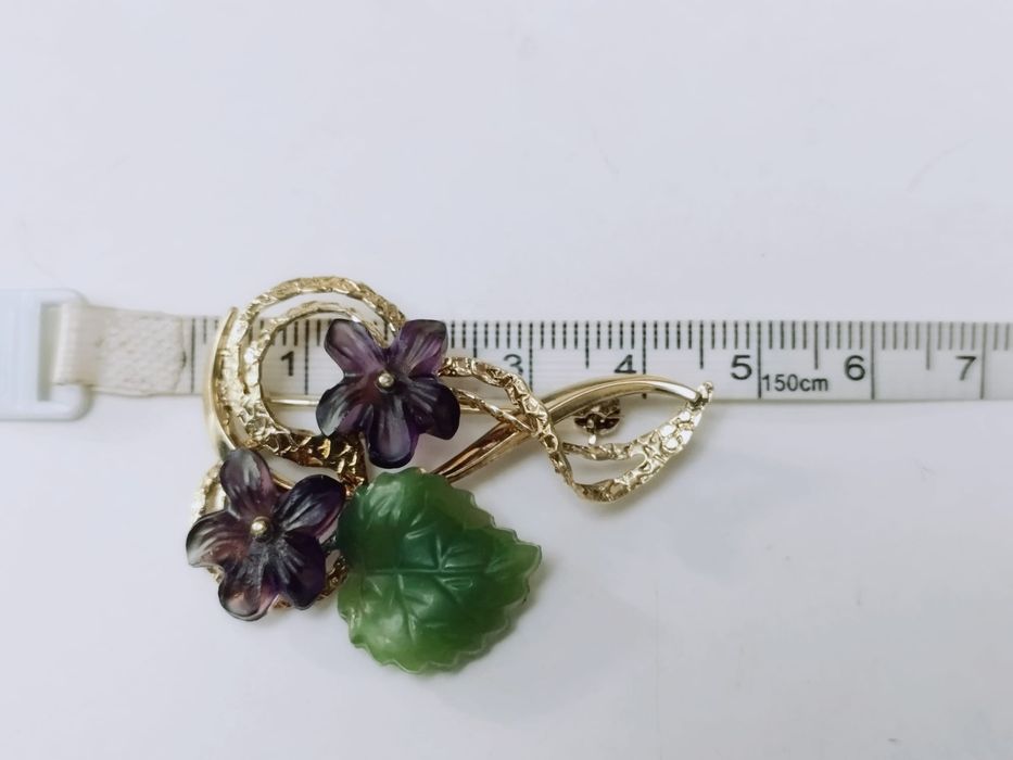 Veche broșe buchet de violete, petale sculptate din ametist, jad nefrit verde, placat cu aur
