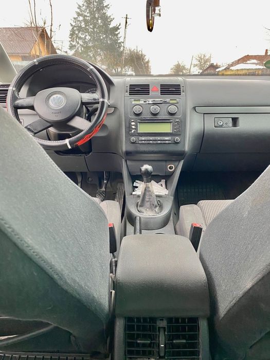 Vând Volkswagen Touran