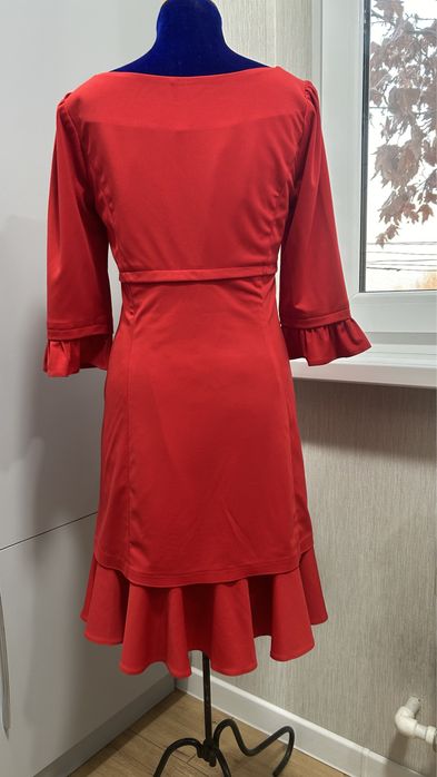 Платье красное.