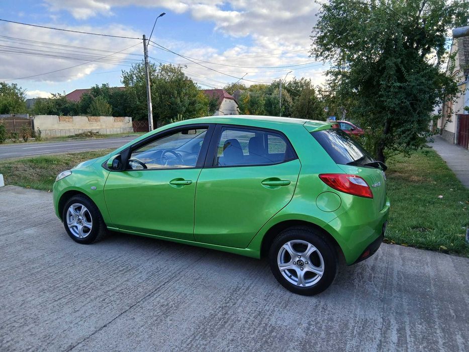 Mazda 2  1.3 benzina 80 c.p. 2011