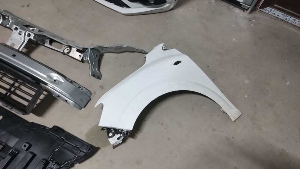 Bara fata , aripa stângă, ochelari faruri, volet Logan 3, Sandero 3