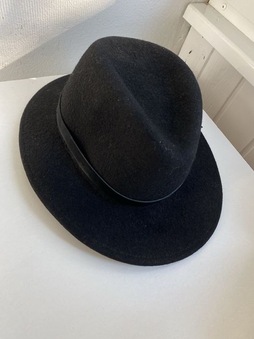 palarie neagra din lana