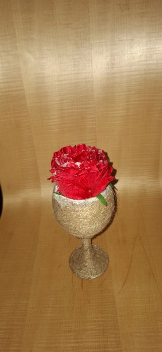 Роза във винена чаша