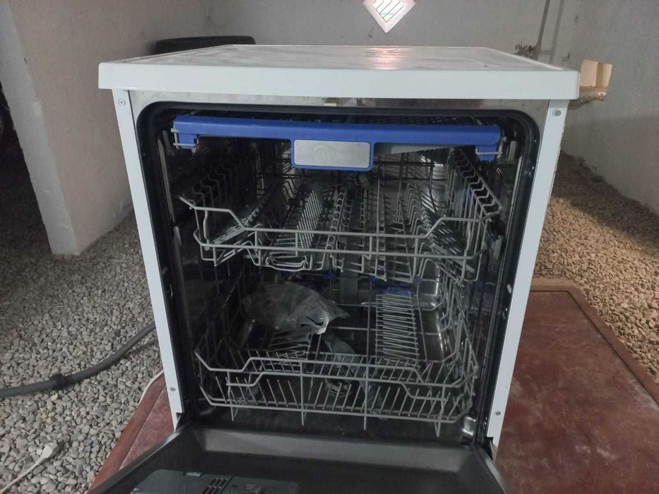 Срочно продам посудомоечную машину