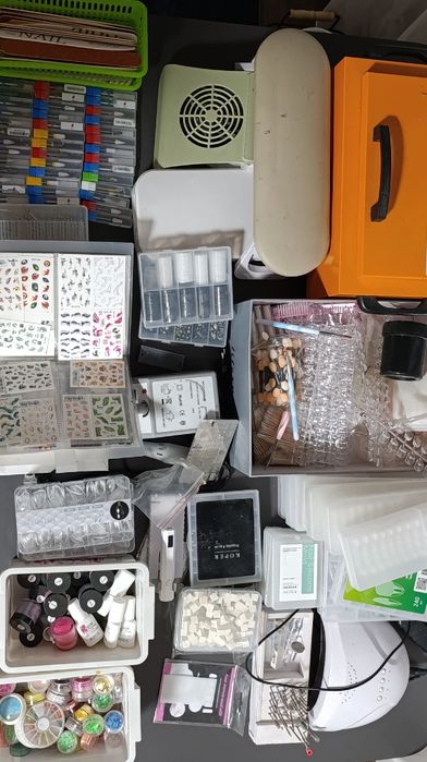 Большой набор для мастера маникюра.