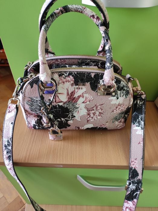 Чанта на марката Guess.