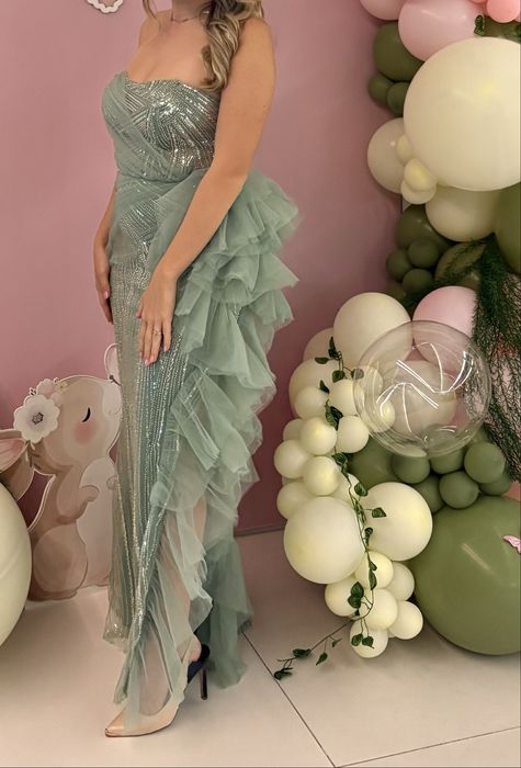 Rochie elegantă ocazie verde mentă cu paiete și volane – mărime S-M