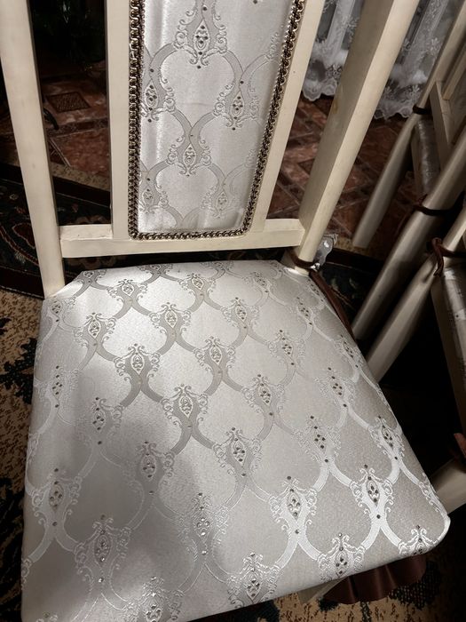 Срочно стол со стульями