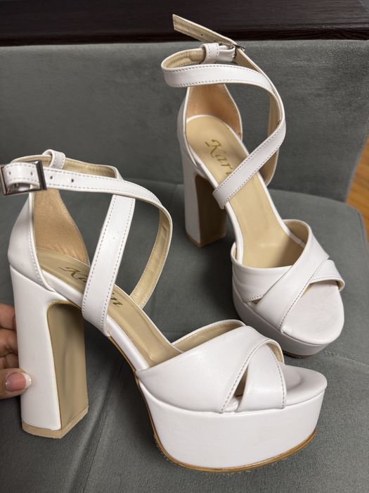 Sandale albe  cu platforma