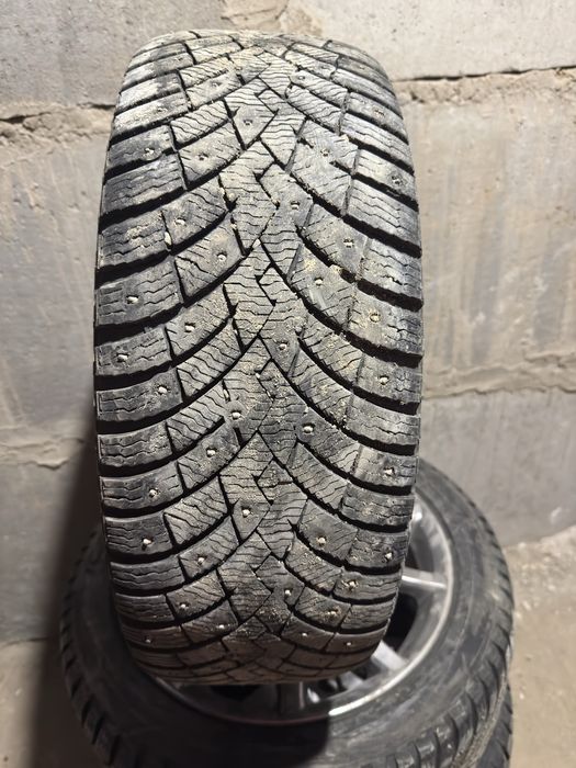 Зимные шины с диском на toyota