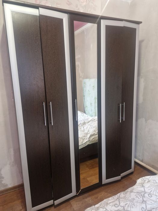Продам шкаф с зеркальный дверьми