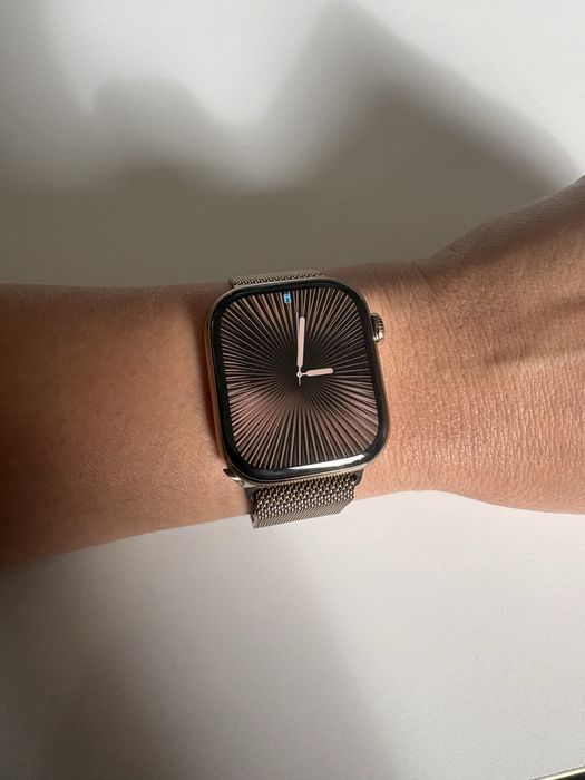 Apple Watch Series 10 Gold Titanium 42 mm – Milanese Loop originală