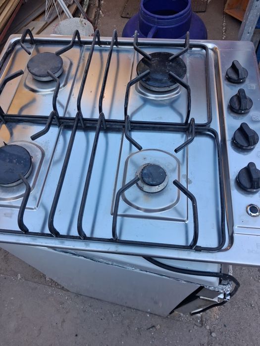 Vând plita pe gaz și electrica!!