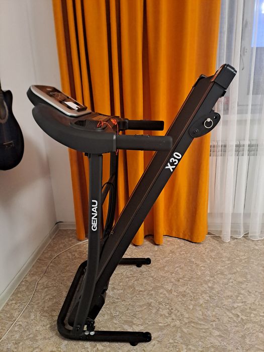 Продам беговую дорожку Genau