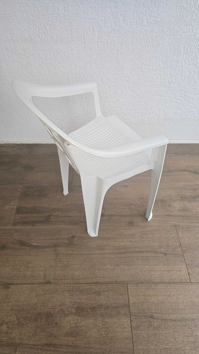 Пластмасови столове комплект