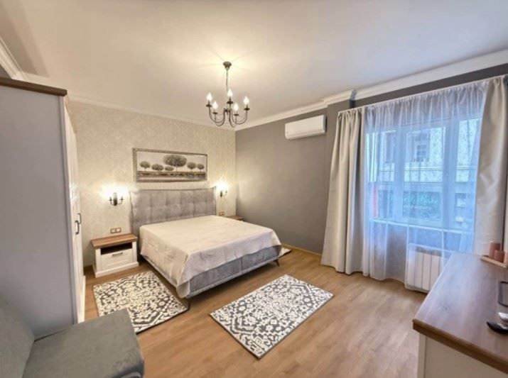 Дава се под наем Тристаен апартамент в София, Център - 120 кв.м за 2223.09 € - Снимка #2