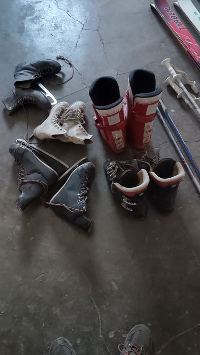 Vând schiuri clăpari și patine tot ce se vede în poză