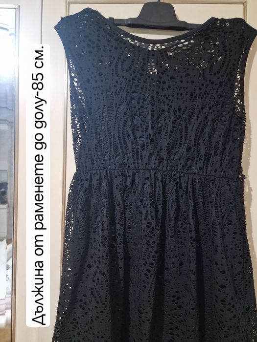 Черна дантелена къса рокля.