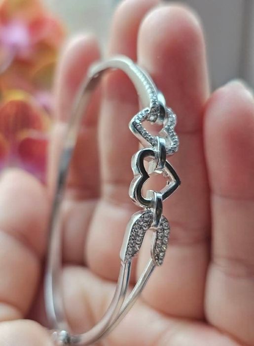 Сребърна гривна с циркони