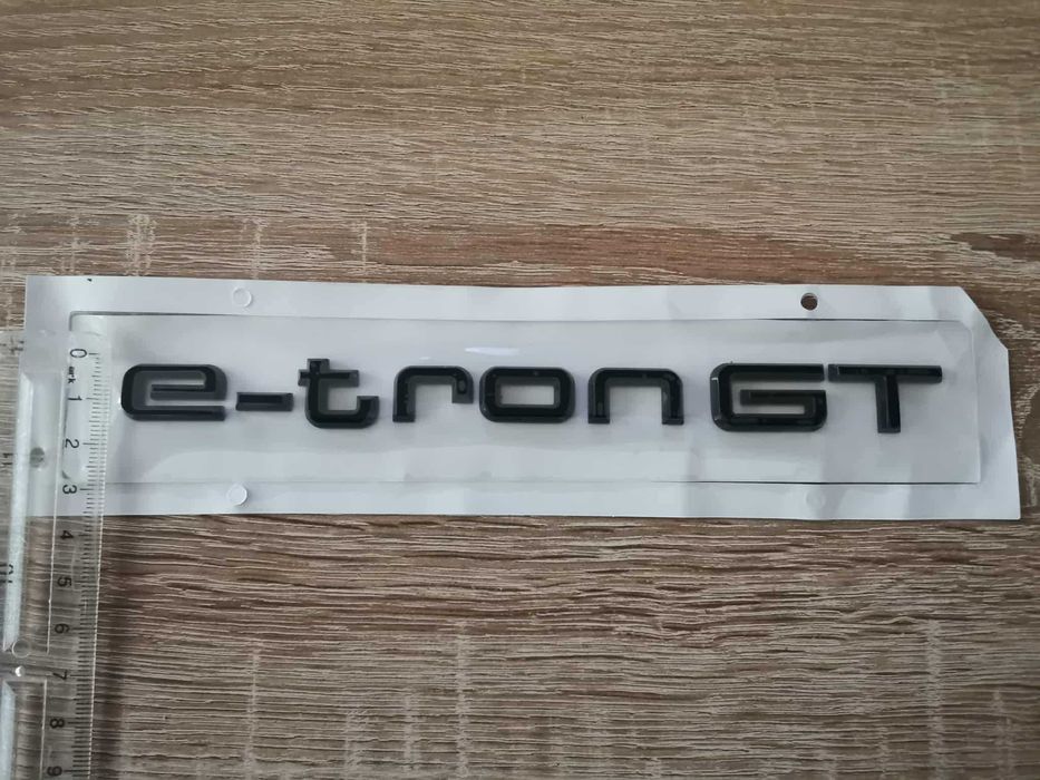 Audi e-tron GT черен гланц емблема